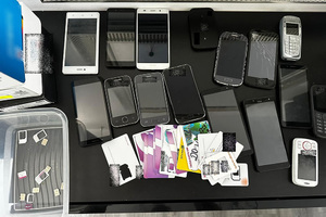 Telefony i karty sim zabezpieczone przez policjantów