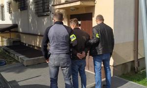 dwaj policjanci CBZC prowadzą zatrzymanego mężczyznę