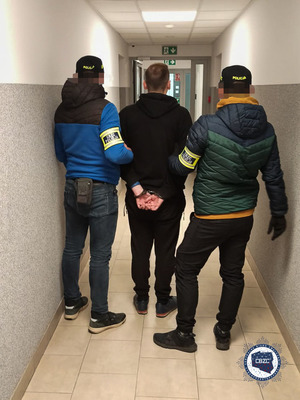 Policjanci CBZC z zatrzymanym na korytarzu.