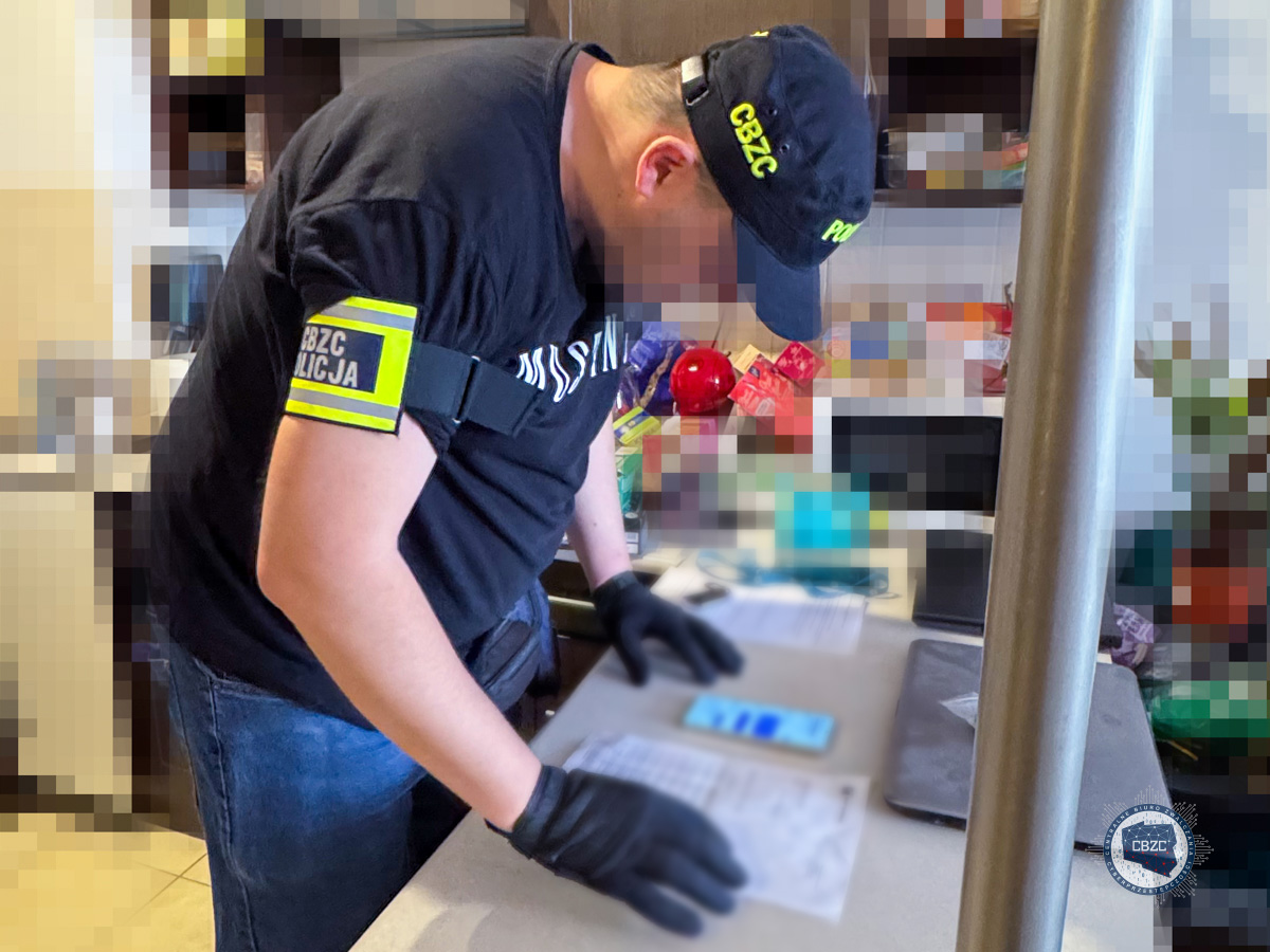 Oferowali nieważny bon wakacyjny – zatrzymali ich policjanci CBZC