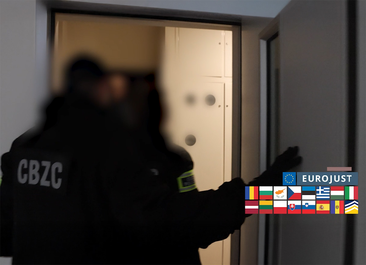 Międzynarodowa akcja przeciwko sprzedaży fałszywych leków i suplementów. CBZC i KAS zatrzymały 3 osoby i przeszukały ponad 70 lokalizacji