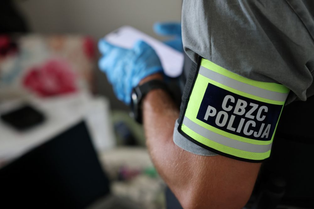 Policjanci CBZC rozbili grupę produkującą i handlującą w sieci sfałszowanymi farmaceutykami